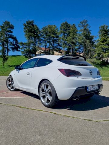 Opel Astra J GTC 2.0 BiTurbo