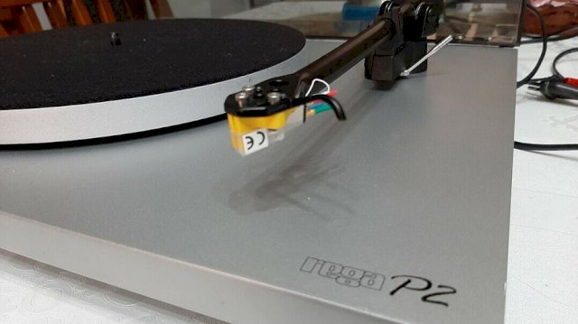 Gramofon Rega P2 s ručkom Rega RB-250 i zvučnic