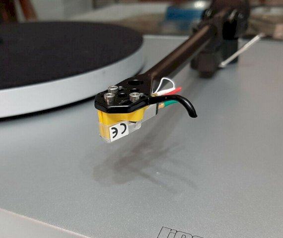 Gramofon Rega P2 s ručkom Rega RB-250 i zvučnic