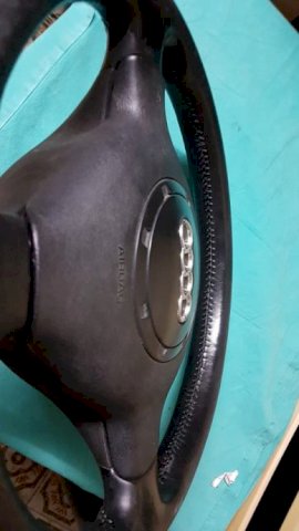 Audijev trokraki kožni volan